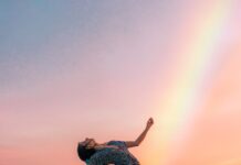 유연성이 없어도 춤출 수 있나요? : 댄스가 유연성을 만드는 과정 woman standing on dock