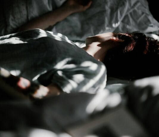 건강한 수면, 새로운 라이프스타일의 첫걸음 a person laying in a bed under a blanket