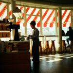 번아웃 예방하기: “의지력도 소모품이다,” 운동 권태기를 극복하는 멘탈 관리법 Barista working behind counter in sunlit cafe