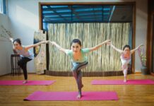 키즈 필라테스 열풍: “학원 가기 전 50분,” 우리 아이 성조숙증 예방과 키 성장의 비밀 2 women in pink tank top and pink leggings doing yoga