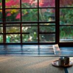 요가와 차(Tea) 문화: 수련 전후에 마시는 차 한 잔이 몸의 이완에 미치는 영향 two mugs on saucer plate on floor