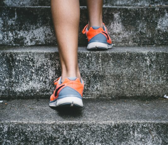 뒤꿈치부터 엄지발가락까지: 무릎 통증을 없애는 ‘3단 보행’의 정석 person wearing orange and gray Nike shoes walking on gray concrete stairs