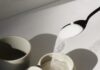 당(Sugar)과의 전쟁: 오후 4시의 유혹, 가짜 허기를 달래는 스마트 간식 전략 white ceramic mugs on white table
