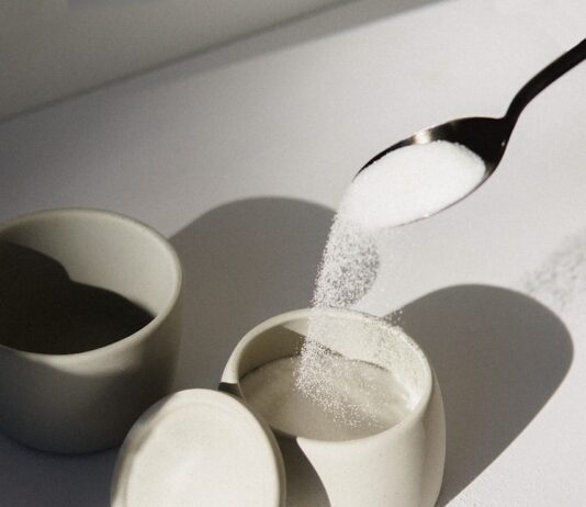 당(Sugar)과의 전쟁: 오후 4시의 유혹, 가짜 허기를 달래는 스마트 간식 전략 white ceramic mugs on white table