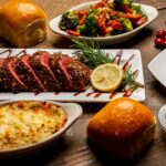 치팅 데이의 정석: 폭식이 아닌 보상으로, 다이어트 정체기를 뚫어주는 영리한 한 끼 bread on white ceramic plate beside sliced bread on table