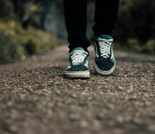 직장인을 위한 건강 관리, 일상에서 쉽게 실천하는 최신 트렌드 a person standing on a gravel road with their shoes on