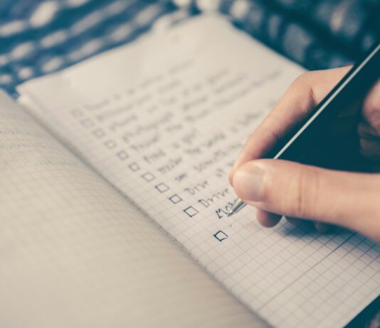 “작은 변화, 큰 평안”… 일상 속 스트레스 관리법 주목 person writing bucket list on book