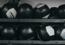 소도구의 반란: 폼롤러, 써클링, 미니볼… 기구 없이도 집에서 끝내는 소도구 활용법 black round ball on black plastic rack