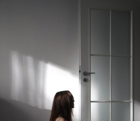 필라테스, 건강한 일상 속 새로운 즐거움으로 자리잡다 a woman sitting on the floor in front of a door