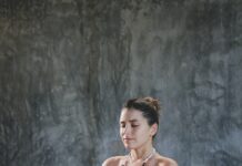 내 삶 속 웰니스, 작지만 확실한 건강 실천법 woman in white bikini sitting on red chair