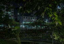 일상 속 걷기 운동, ‘걷기 챌린지’가 바꾼 건강한 하루 a couple of people walking down a street at night