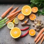 “마음챙김 식사법, 건강한 식습관의 새로운 열쇠” sliced orange fruit beside green and orange vegetable