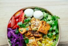 단백질 신화 깨기: “닭가슴살만 먹어야 할까?” 근육 성장을 돕는 스마트한 단백질 섭취법 bowl of vegetable salad