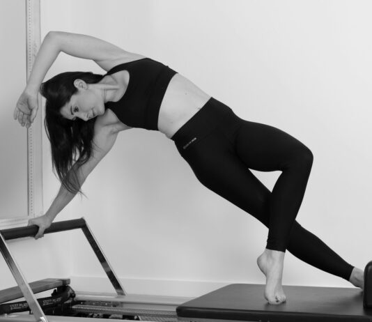 재활에서 시작된 운동: 디스크 환자도 안심하고 할 수 있는 필라테스의 원리 woman in black sports bra and black leggings doing yoga