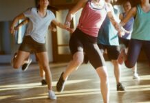 ‘몸치’는 없다, 오직 ‘안 쓴 근육’만 있을 뿐: 초보자를 위한 리듬감 개발법 group of women running on brown wooden floor