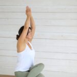 “엄마와 아기가 소통하는 시간,” 순산을 돕고 부종을 관리하는 법 Woman in yoga pose on mat