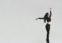 댄서의 척추는 굽지 않는다: 바른 자세와 체형 교정을 위한 댄스 처방전 woman in black sports bra and black leggings