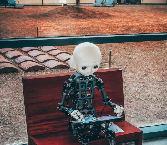 일상 속 AI 건강 관리, 스마트하게 챙기는 웰빙 루틴 black and white robot toy on red wooden table
