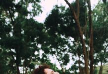 “일상 속 대체요법, 내 몸을 돌보는 새로운 루틴으로 떠오르다” man standing near tree