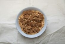 바쁜 직장인을 위한 건강 트렌드, 일상 속 작은 실천에서 시작한다 a white bowl filled with cereal on top of a white table