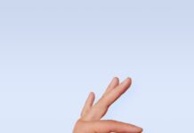 ‘맞춤형 영양’이 뜬다…함께 챙기는 셀프 건강 루틴 A person's hand with a ring on it