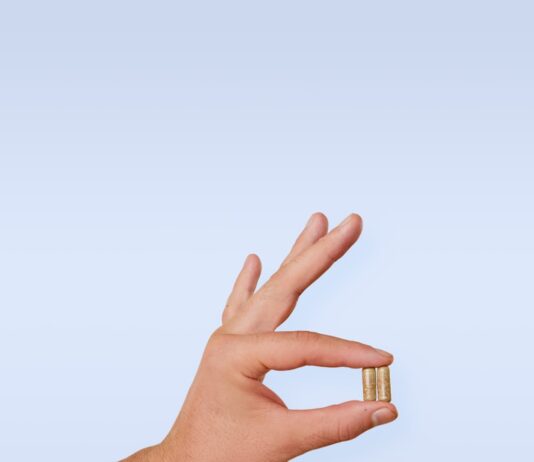 ‘영양 & 보충제’, 건강을 위한 똑똑한 선택이 중요해 A person's hand with a ring on it