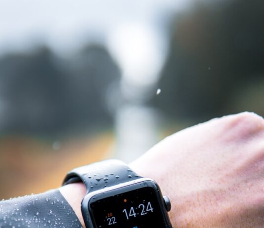 “AI와 함께하는 건강 습관, 일상에서 똑똑하게 실천하기” person wearing Apple Watch at 14:24