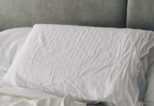 바쁜 일상 속 ‘슬기로운 숙면 습관’…한국인의 최신 수면 트렌드와 실생활 꿀팁 A rumpled white duvet and pillows on a bed.
