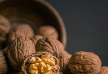 뇌건강, 작은 변화로 지키는 매일의 습관 brown garlic on brown bowl