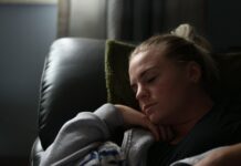 “수면 루틴 바꾸니 삶이 달라졌다”…실생활 속 꿀잠 실천법 boy in gray hoodie lying on black leather couch