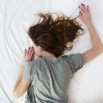 만성피로, 꼼꼼한 일상관리로 벗어난다…현대인의 실천법은? woman laying on bed