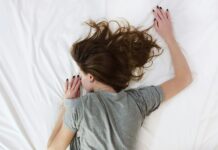 만성피로, 꼼꼼한 일상관리로 벗어난다…현대인의 실천법은? woman laying on bed