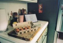 웰니스 문화 확산…바쁜 일상 속 건강 챙기는 새로운 습관들 Carton of brown eggs on a kitchen counter