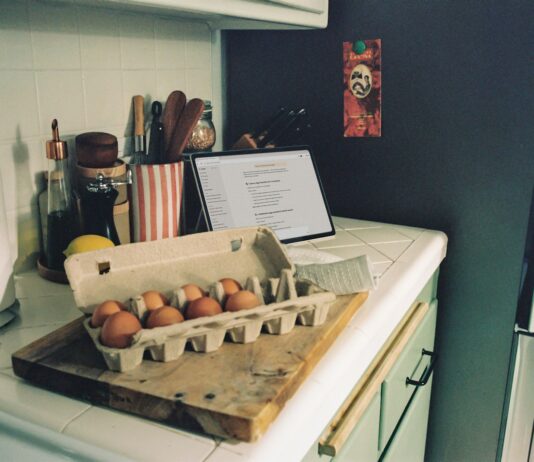 웰니스 문화 확산…바쁜 일상 속 건강 챙기는 새로운 습관들 Carton of brown eggs on a kitchen counter