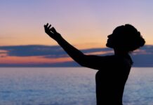 “마음 챙김, 일상 속 작은 변화로 스트레스 관리한다” silhouette of woman raising her right hand