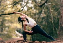 10분 아침 스트레칭, 하루 활력의 비밀 woman in white tank top and black leggings doing yoga during daytime
