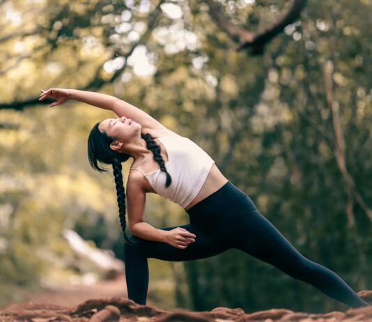 10분 아침 스트레칭, 하루 활력의 비밀 woman in white tank top and black leggings doing yoga during daytime