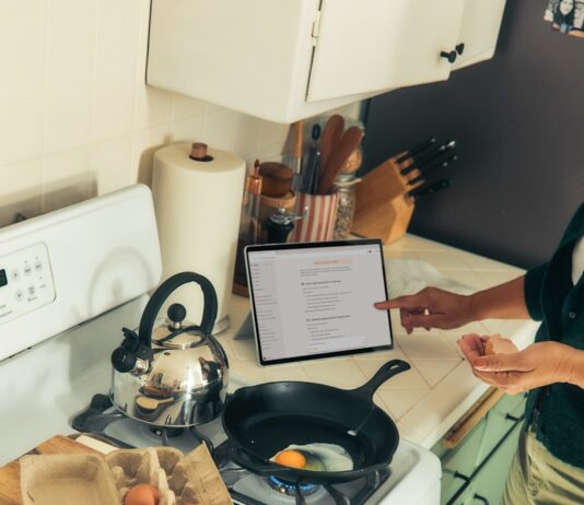 “느린 식사가 건강을 지킨다”…일상 속 천천히 먹기 실천법 Person cooking eggs on a stovetop following a recipe.