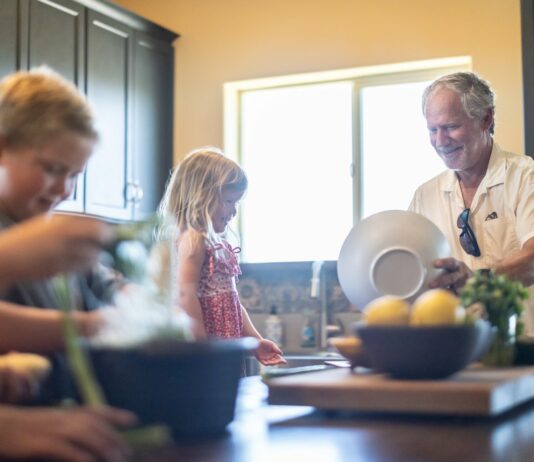 “슬로우 라이프” 열풍, 일상 속 작은 변화로 건강 지키기 Grandfather and grandchildren prepare food in kitchen