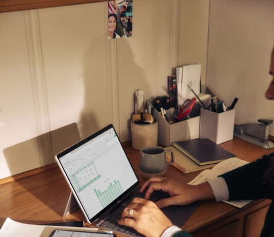 “마음도 챙기는 시대, 디지털 디톡스가 불러온 건강 습관 변화” Person working on laptop at a wooden desk.