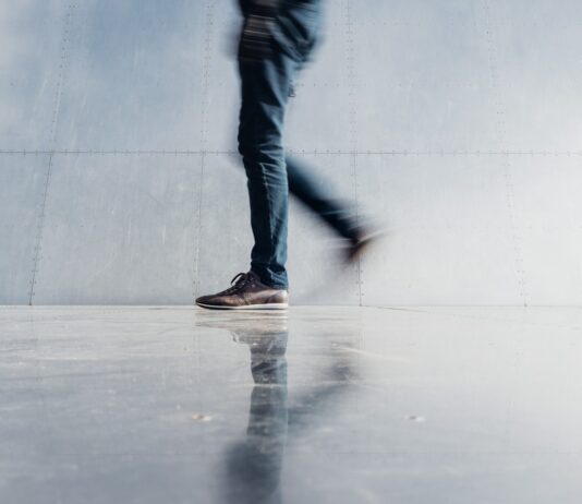 빠르게 걷기, 바쁜 일상 속 건강 챙기는 새로운 트렌드 person wearing blue denim jeans beside gray wall