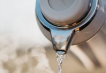 바쁜 일상 속, ‘슬로우 모닝’이 건강을 바꾼다…한국형 아침 루틴으로 실천 가능 a glass pouring water into a cup