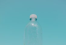 “건강한 식단, 최근 트렌드 따라 나만의 루틴 만들기” person holding clear plastic bottle