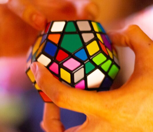 “하루 10분 뇌를 위한 투자”…일상에서 실천하는 뇌건강 트렌드 person holding 3 x 3 rubiks cube
