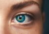 디지털 눈 피로, ‘스마트폰 신드롬’ 예방 위한 작은 습관이 해답 selective focus of blue-eyed person