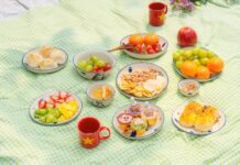 한국 직장인 만성피로, ‘마이크로 휴식’과 라이프 밸런스 실천이 대안으로 주목 A picnic spread with various fruits and pastries.