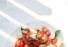 요즘 식단, 소박하지만 똑똑하게…실생활 속 ‘건강한 맛’ 찾기 sliced tomato and green leaf vegetable on white ceramic plate