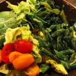 ‘균형 잡힌 식단’이 다시 주목받다…한국인의 일상 속 건강식 실천법 a brown bowl filled with vegetables on top of a wooden table
