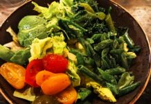 ‘균형 잡힌 식단’이 다시 주목받다…한국인의 일상 속 건강식 실천법 a brown bowl filled with vegetables on top of a wooden table