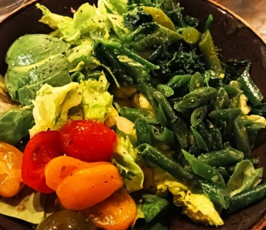 ‘균형 잡힌 식단’이 다시 주목받다…한국인의 일상 속 건강식 실천법 a brown bowl filled with vegetables on top of a wooden table
